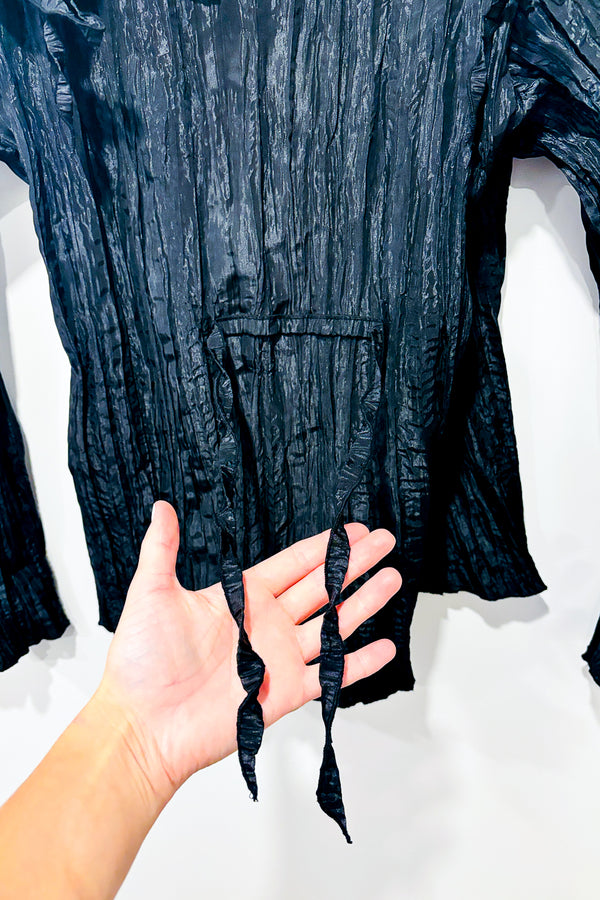 Veste noire froncée à nouer (l) -- La Penderie du Paradis ?