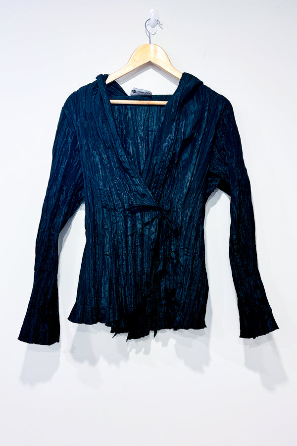 Veste noire froncée à nouer (l) -- La Penderie du Paradis ?