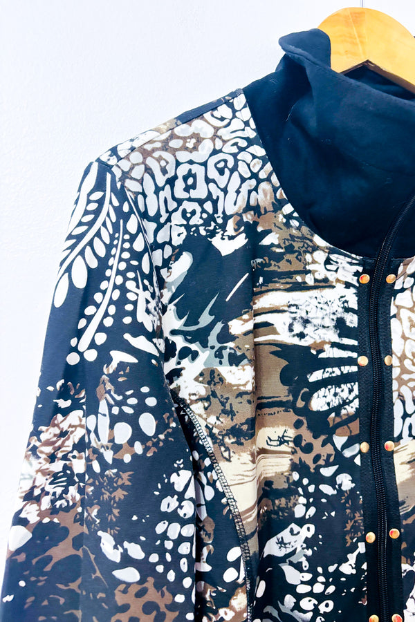 Veste zippée à motifs noir et brun col montant seconde main - Graffiti Petite- La Penderie du Paradis
