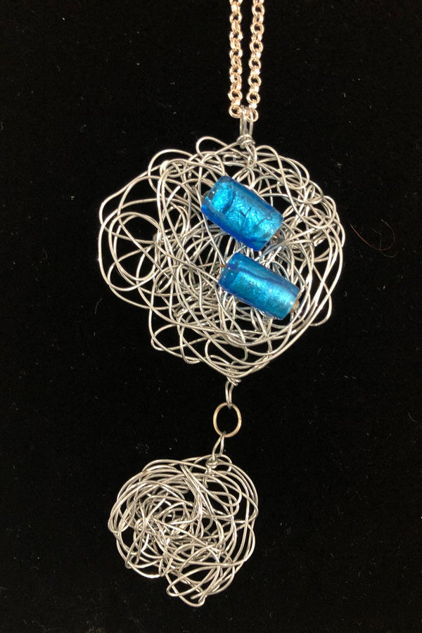 Collier long avec pendentif argent et billes bleues seconde main Autres