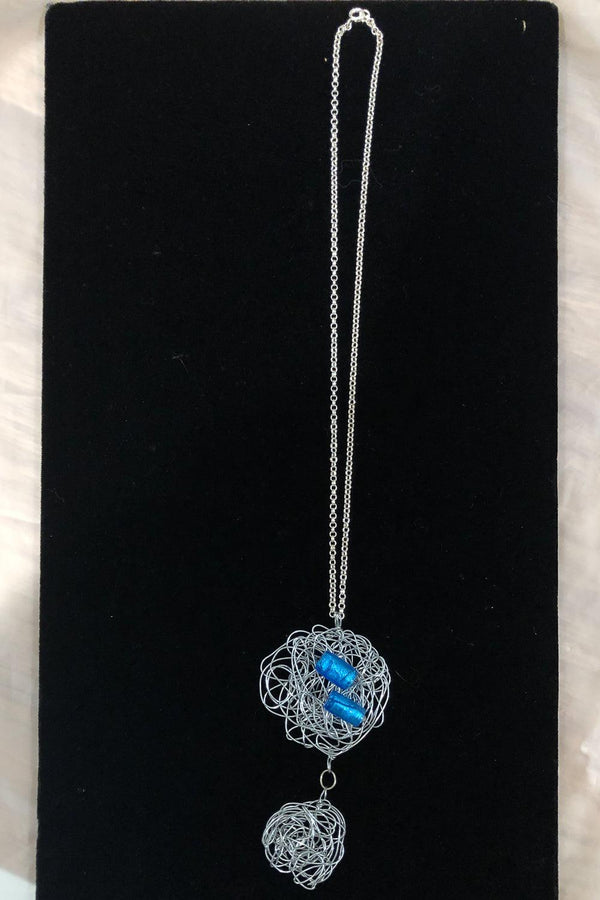 Collier long avec pendentif argent et billes bleues seconde main Autres