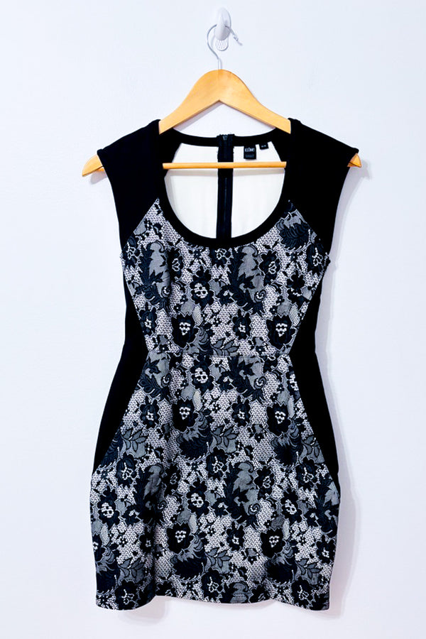 Robe noire et blanche avec dentelle seconde main - Simons- La Penderie du Paradis