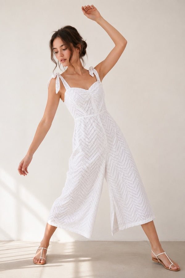 Jumpsuit blanc broderie anglaise seconde main - Lovers + Friends- La Penderie du Paradis