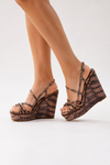 Sandales brunes en cuir motif crocodile * seconde main - BCBG Maxazria- La Penderie du Paradis
