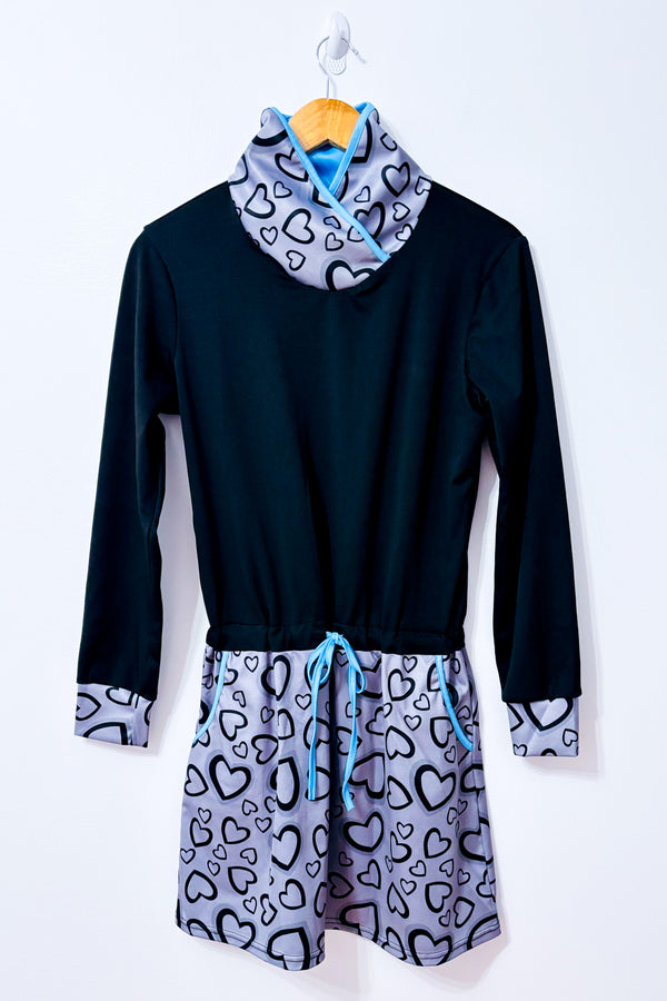 Robe noire à motifs cœurs et col montant seconde main - Misslook- La Penderie du Paradis