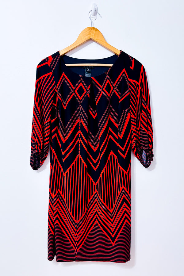 Robe marine et rouge à motif géométrique seconde main - En Focus Studio- La Penderie du Paradis