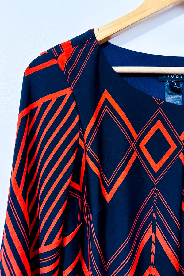 Robe marine et rouge à motif géométrique seconde main - En Focus Studio- La Penderie du Paradis