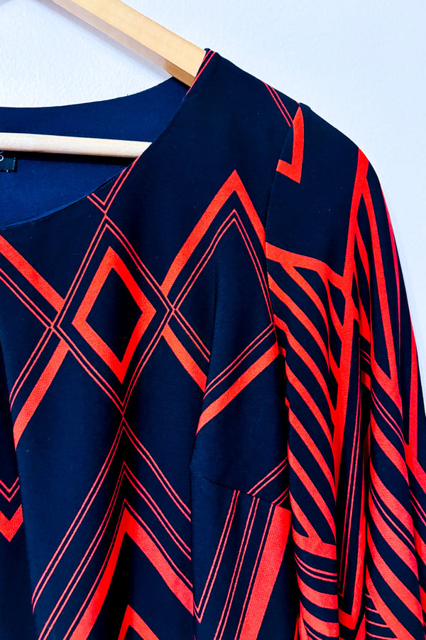 Robe marine et rouge à motif géométrique seconde main - En Focus Studio- La Penderie du Paradis