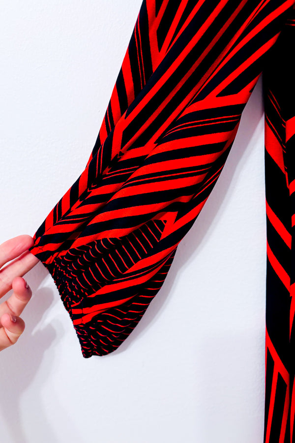 Robe marine et rouge à motif géométrique seconde main - En Focus Studio- La Penderie du Paradis