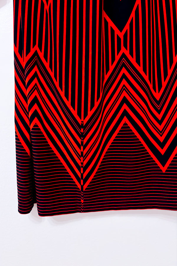 Robe marine et rouge à motif géométrique seconde main - En Focus Studio- La Penderie du Paradis