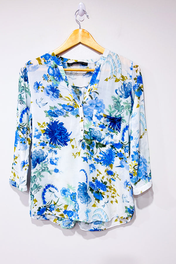 Blouse fluide fleurie blanche et bleue seconde main - Zara- La Penderie du Paradis