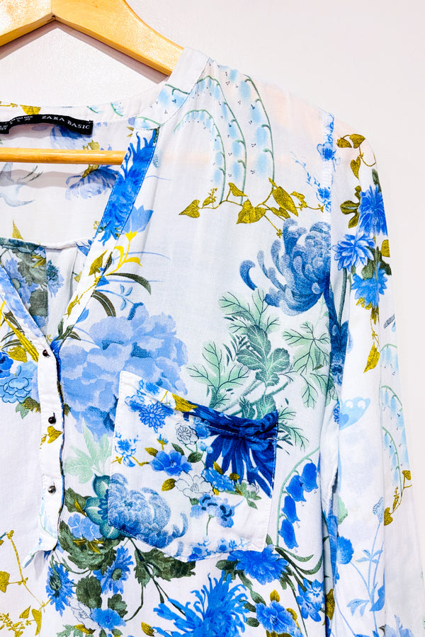 Blouse fluide fleurie blanche et bleue seconde main - Zara- La Penderie du Paradis