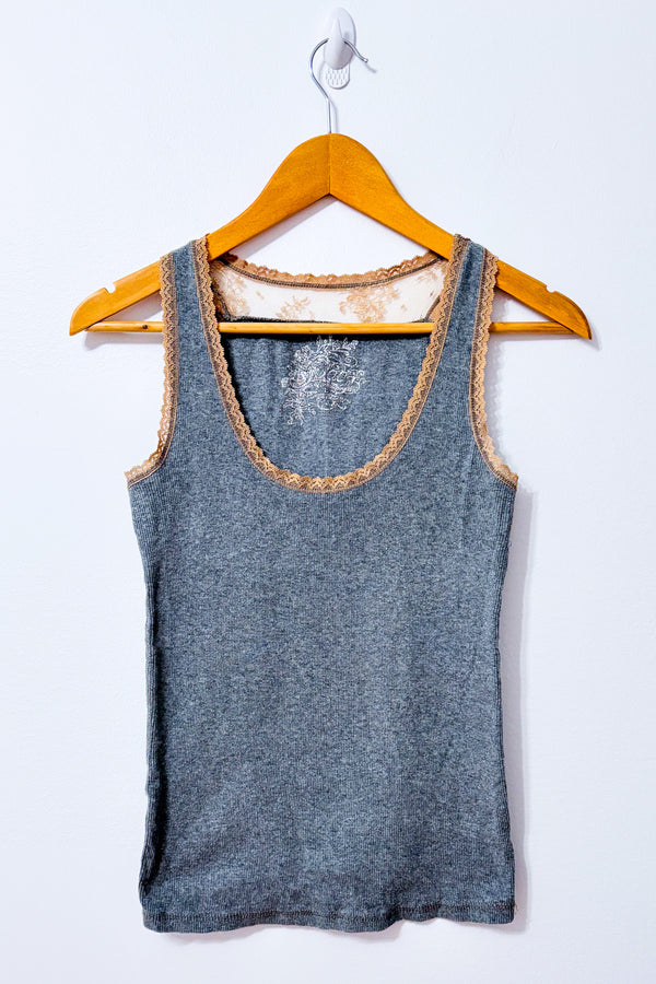 Camisole grise côtelée avec dentelle contrastante seconde main - Poof Authentic- La Penderie du Paradis
