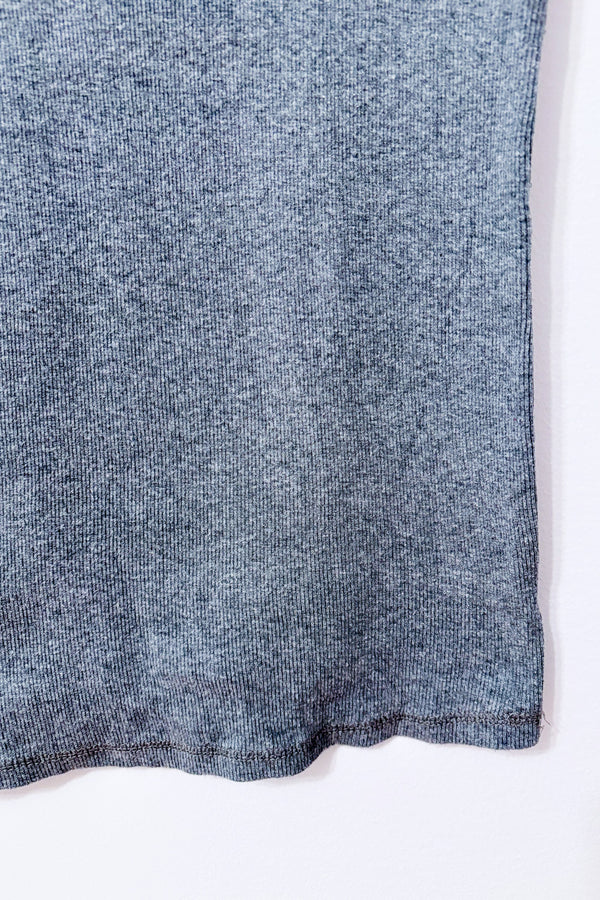 Camisole grise côtelée avec dentelle contrastante seconde main - Poof Authentic- La Penderie du Paradis