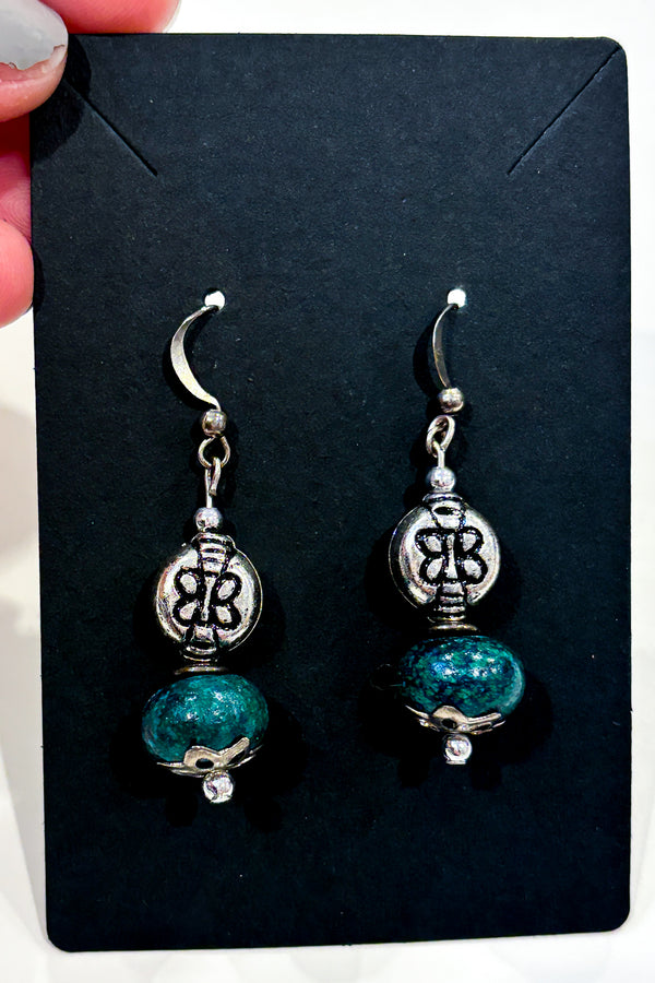 Boucles d'oreilles perle verte et papillon seconde main Autres 