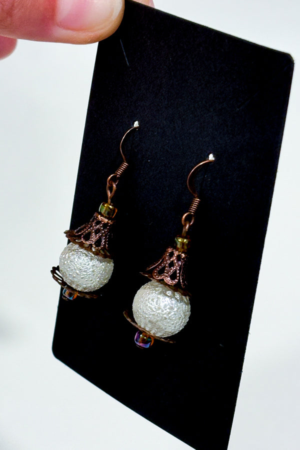 Boucles d'oreilles pendantes style vintage à perle blanche* seconde main - Autres- La Penderie du Paradis