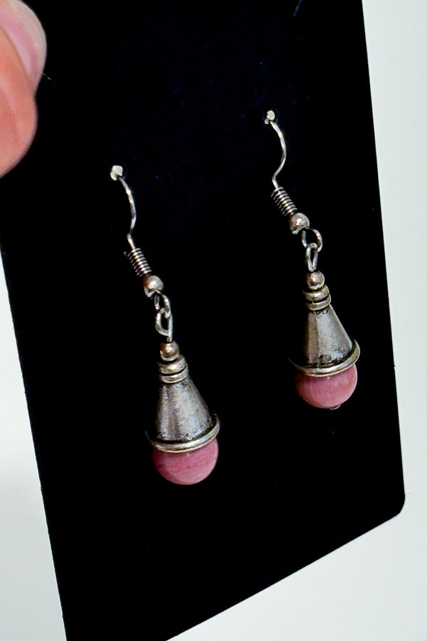 Boucles d'oreilles pendantes argentées avec perles roses seconde main - Autres- La Penderie du Paradis