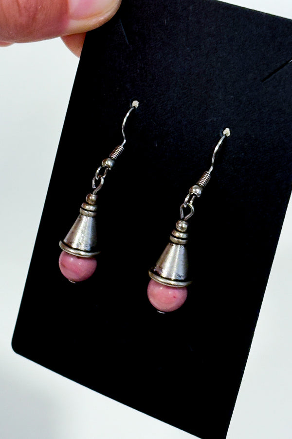 Boucles d'oreilles pendantes argentées avec perles roses seconde main - Autres- La Penderie du Paradis