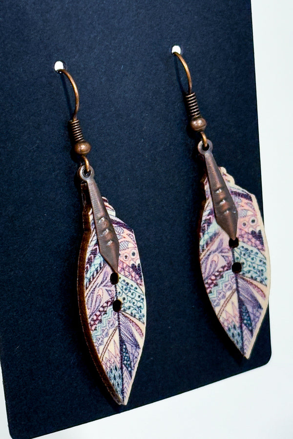 Boucles d’oreilles pendantes plumes en bois pastel* seconde main - Autres- La Penderie du Paradis