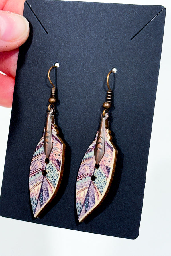 Boucles d’oreilles pendantes plumes en bois pastel* seconde main - Autres- La Penderie du Paradis