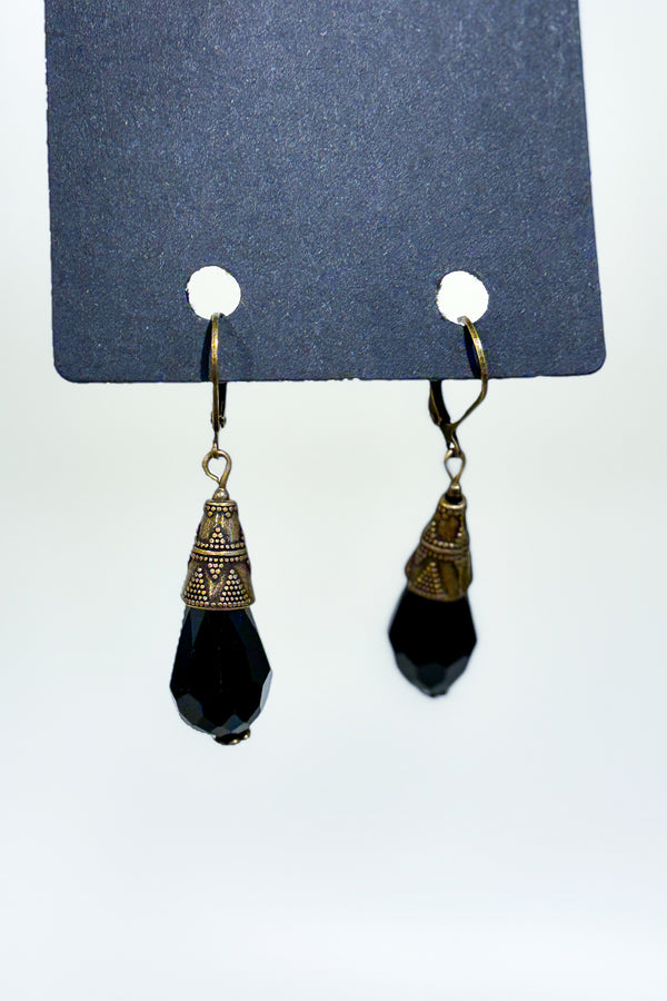 Boucles d’oreilles pendantes dorées à pierres noires facettées seconde main - Autres- La Penderie du Paradis