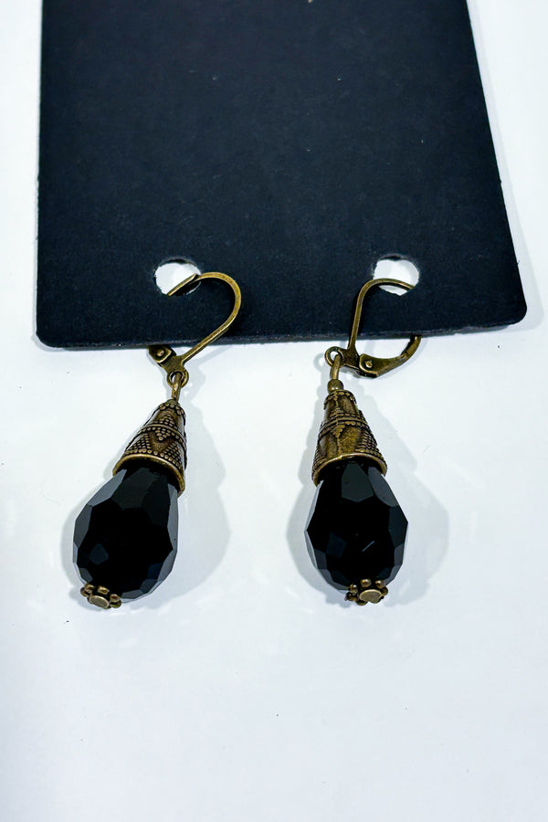 Boucles d’oreilles pendantes dorées à pierres noires facettées seconde main - Autres- La Penderie du Paradis