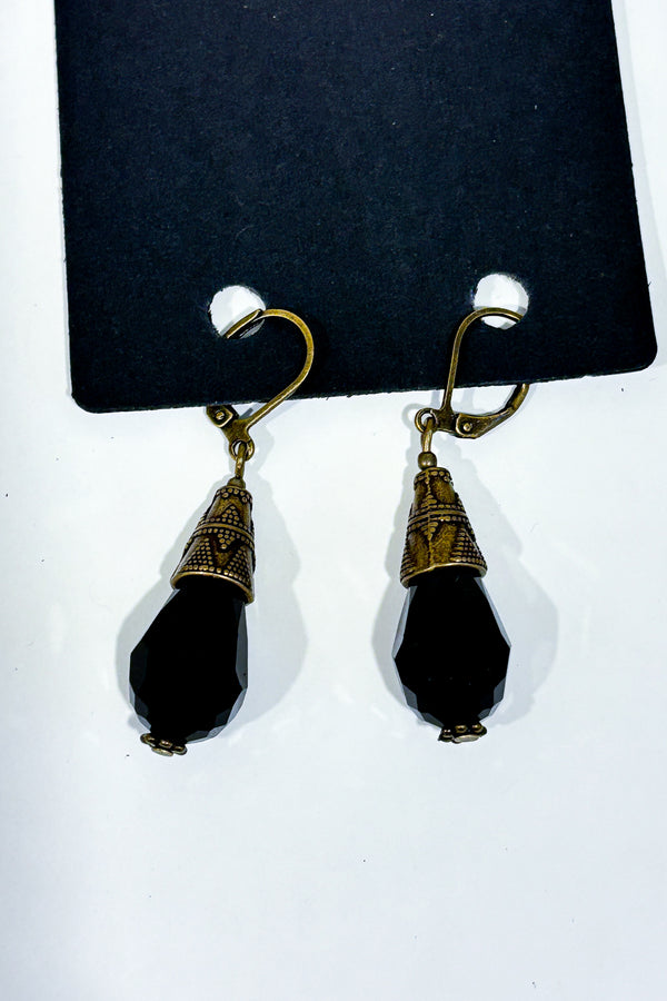 Boucles d’oreilles pendantes dorées à pierres noires facettées seconde main - Autres- La Penderie du Paradis
