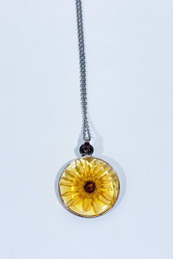 Collier argent avec fleur séchée seconde main - UNIQUE by M- La Penderie du Paradis