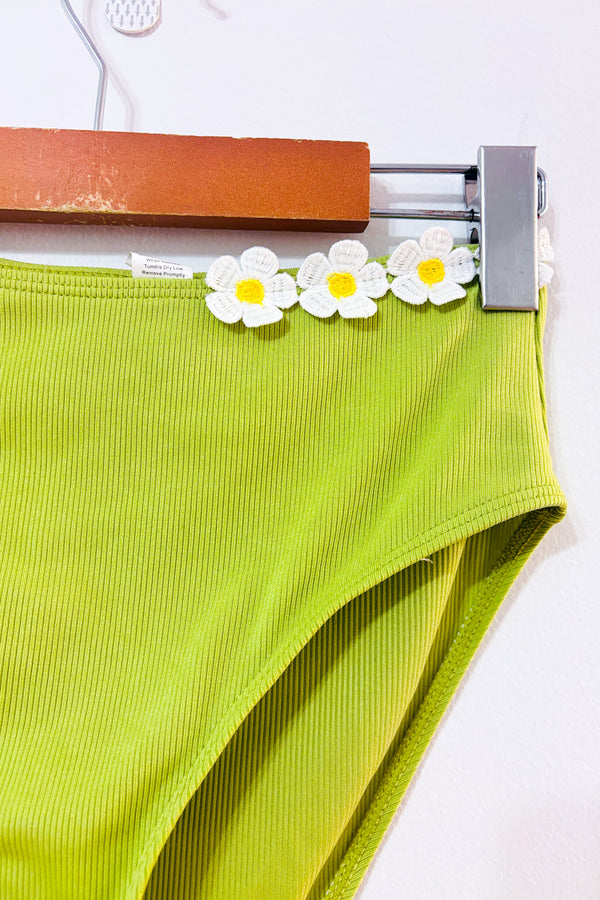 Bas de maillot de bain taille haute vert côtelé avec fleurs brodées seconde main - Retro Stage- La Penderie du Paradis