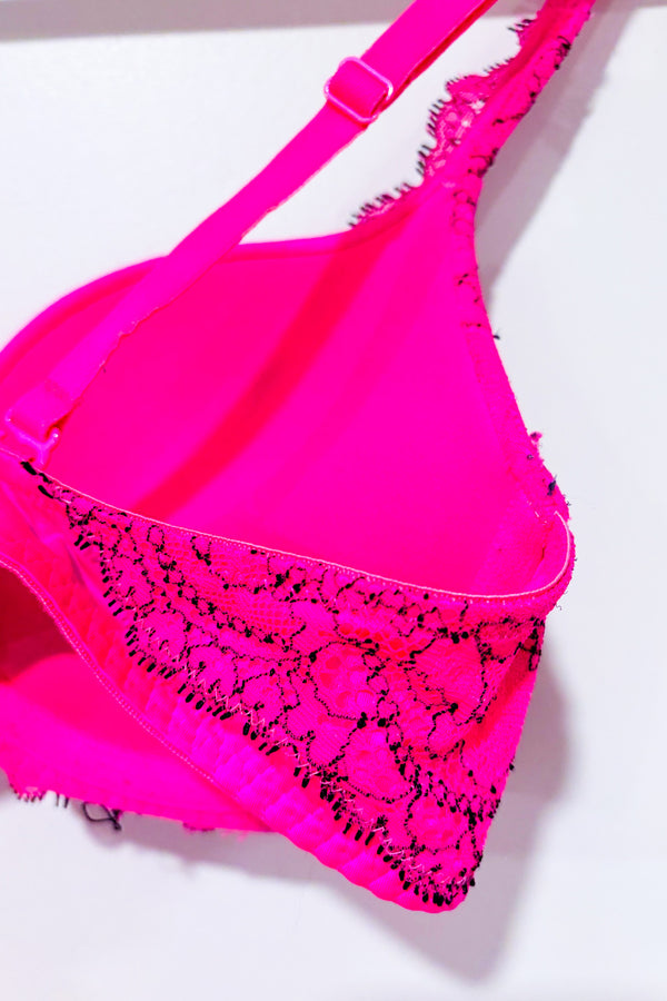 Soutien-gorge rose néon pigeonnant avec dentelle noire seconde main - La Senza- La Penderie du Paradis