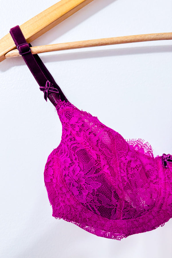 Soutien-gorge mauve en dentelle fleurie seconde main - Victoria's Secret- La Penderie du Paradis