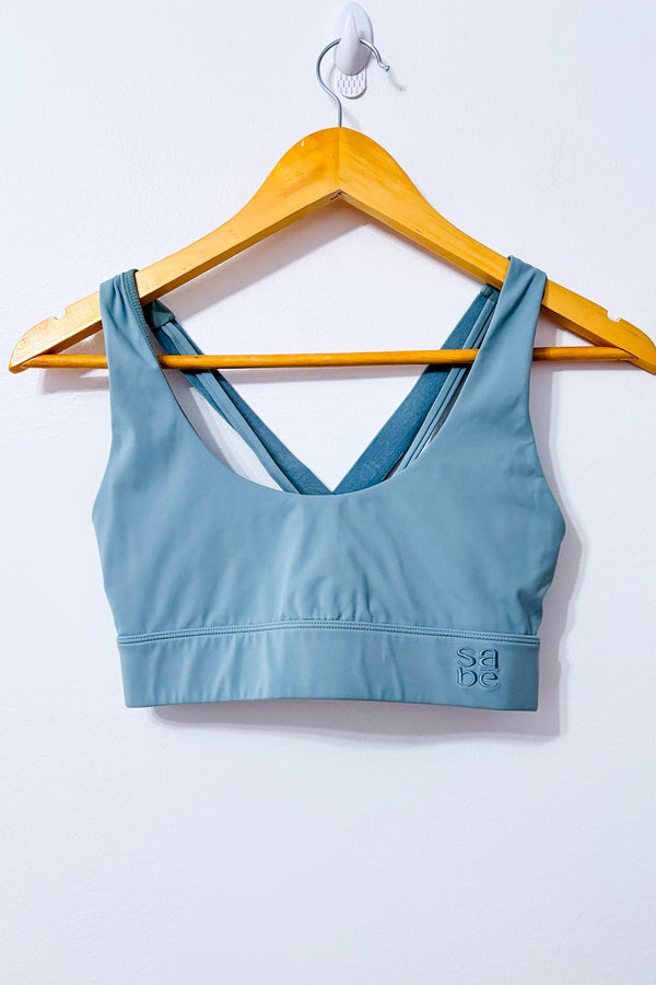 Brassière de sport bleu sauge à dos croisé seconde main - Sabē- La Penderie du Paradis