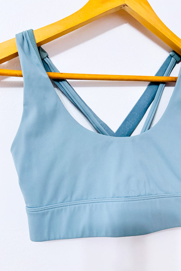 Brassière de sport bleu sauge à dos croisé seconde main - Sabē- La Penderie du Paradis