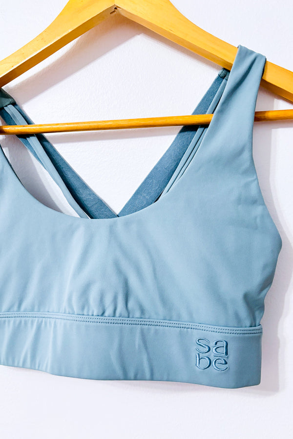 Brassière de sport bleu sauge à dos croisé seconde main - Sabē- La Penderie du Paradis