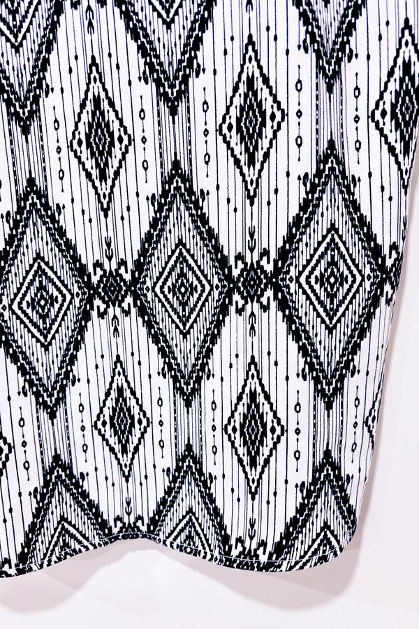 Camisole blanche et noire à motifs (m)-Dynamite-La Penderie du Paradis 🕊