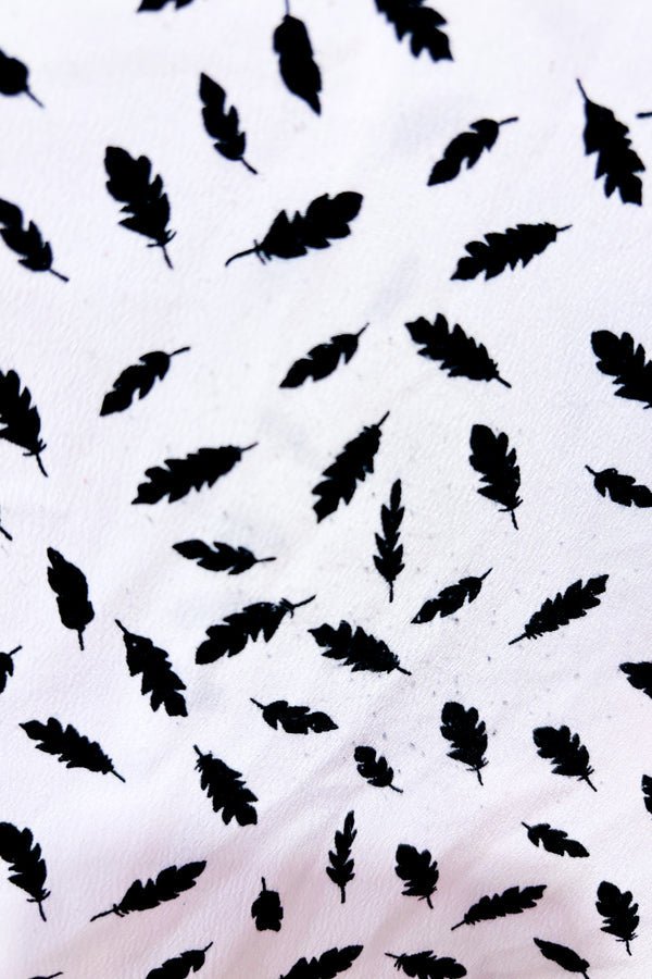 Blouse blanche avec plumes noires seconde main - Monk & Lou- La Penderie du Paradis