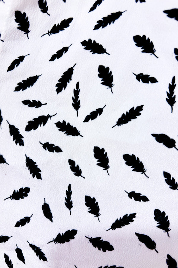 Blouse blanche avec plumes noires seconde main - Monk & Lou- La Penderie du Paradis