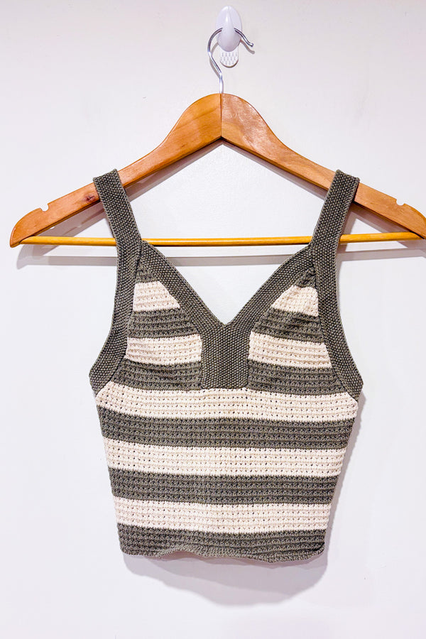 Camisole courte vert sauge et crème rayée en tricot seconde main - NOBO- La Penderie du Paradis