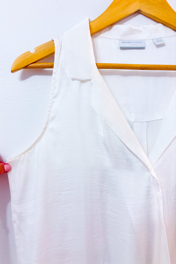 Blouse blanche satinée sans manches seconde main - New York & Company- La Penderie du Paradis