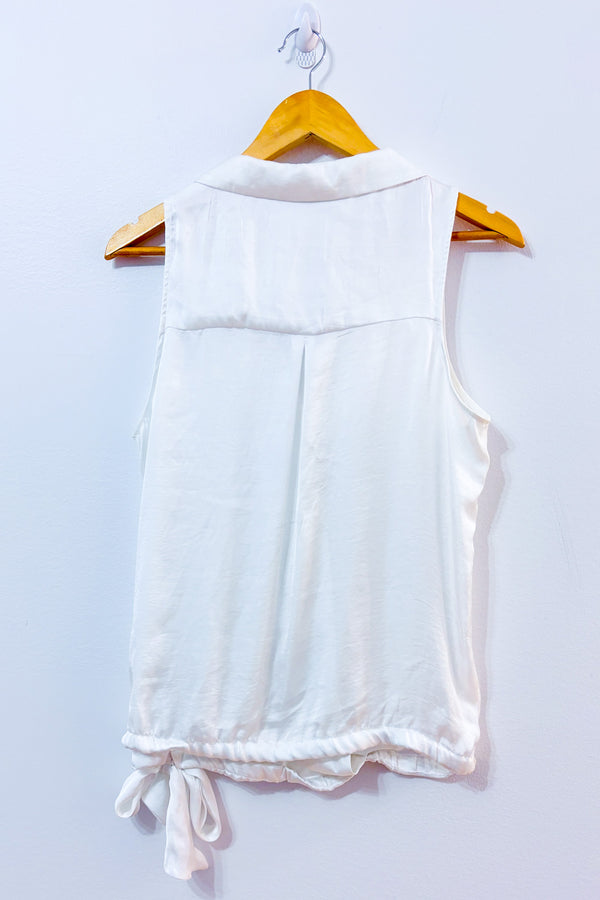 Blouse blanche satinée sans manches seconde main - New York & Company- La Penderie du Paradis
