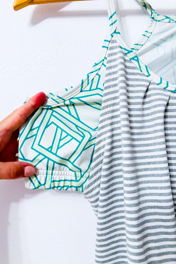 Camisole sport grise et verte rayée avec soutien intégré seconde main - Reitmans- La Penderie du Paradis