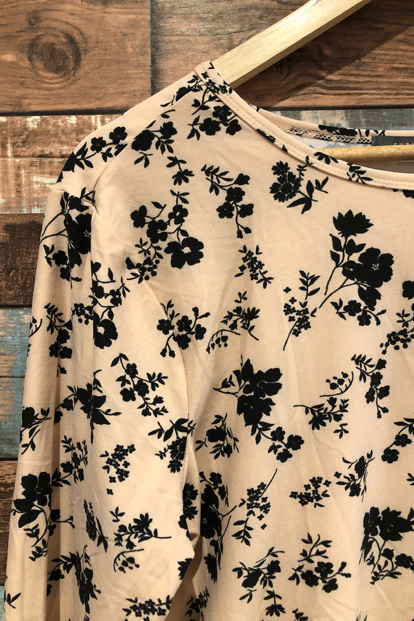 Chandail rose pâle et noir fleuri (xl) seconde main Suzy Shier 