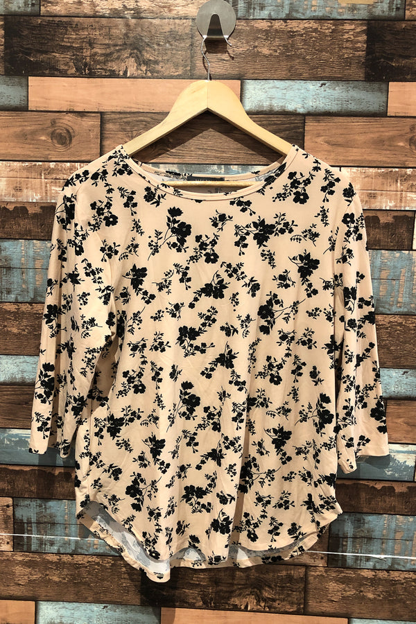 Chandail rose pâle et noir fleuri (xl) seconde main Suzy Shier 