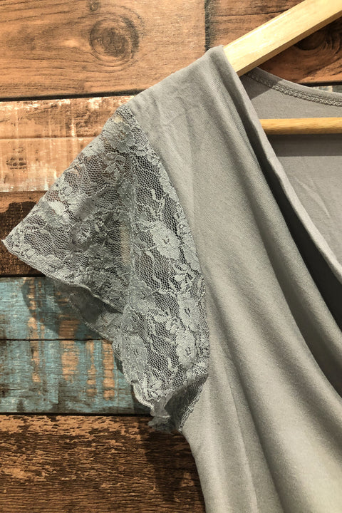 T-shirt gris avec dentelle (m) seconde main Grenier   