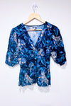 Blouse marine avec manches bouffantes et motif tropical (s)