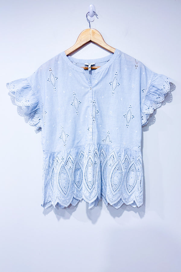 Haut Cerelia bleu pâle rayé avec dentelle aux manches (l)-Joie-La Penderie du Paradis 🕊