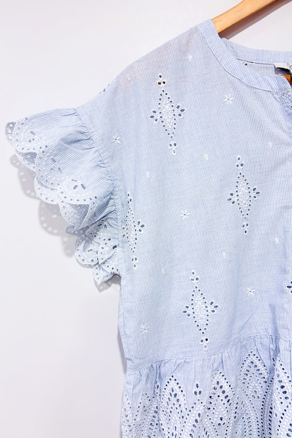 Haut Cerelia bleu pâle rayé avec dentelle aux manches (l)-Joie-La Penderie du Paradis 🕊