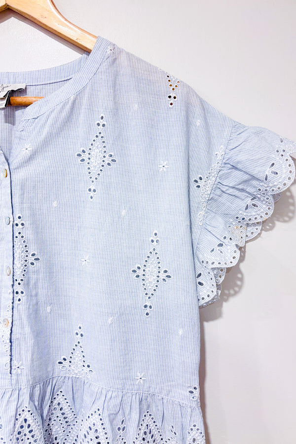 Haut Cerelia bleu pâle rayé avec dentelle aux manches (l)-Joie-La Penderie du Paradis 🕊