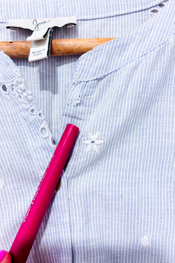 Haut Cerelia bleu pâle rayé avec dentelle aux manches (l)-Joie-La Penderie du Paradis 🕊