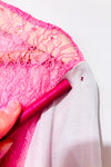 Chandail gris et rose avec dentelle (m)-BCBG Maxazria-La Penderie du Paradis 🕊